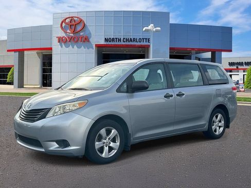 Used 2011 Toyota Sienna FWD image 3