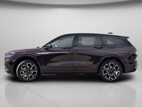 Used 2025 Lincoln Nautilus Reserve image 4