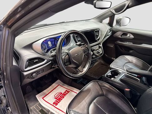 Used 2018 Chrysler Pacifica Limited w/ Advanced Safetytec Group FWD image 9