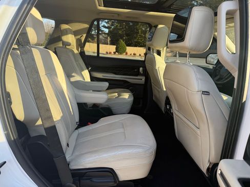 Used 2019 Ford Expedition Platinum image 18
