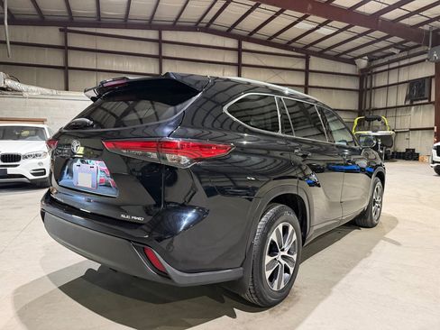Used 2021 Toyota Highlander XLE AWD/4WD image 5