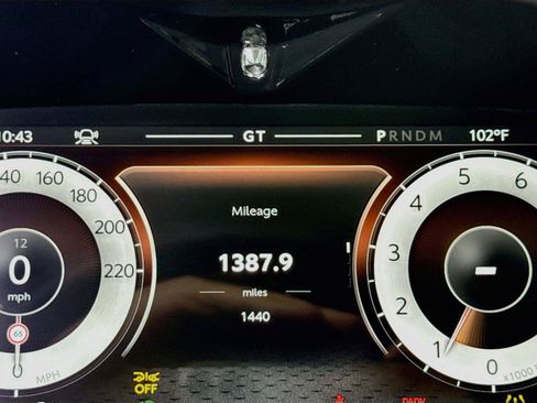 Used 2025 Aston Martin Vanquish RWD image 17