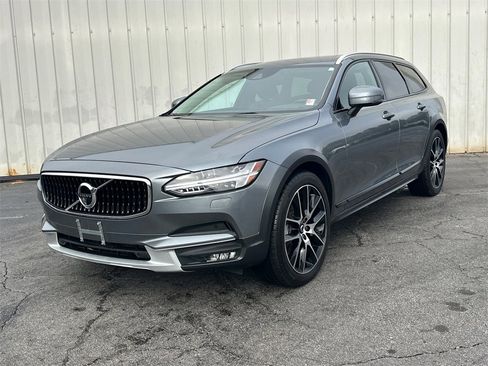 Used 2020 Volvo V90 T6 Cross Country image 2