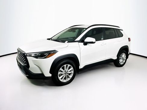 Used 2023 Toyota Corolla Cross LE image 3