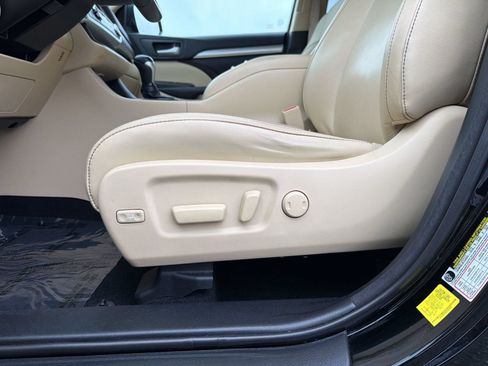 Used 2018 Toyota Highlander XLE AWD/4WD image 14
