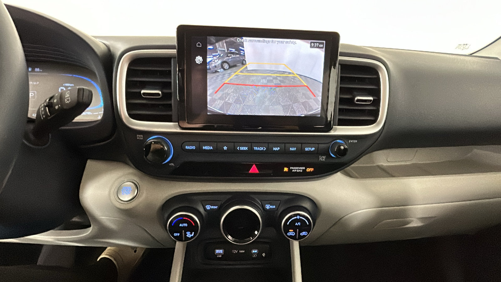 Used 2023 Hyundai Venue Limited FWD image 28