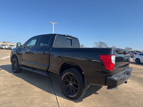 Used 2019 Nissan Titan SV w/ SV Convenience Package image 5