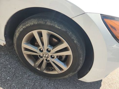 Used 2017 Hyundai Elantra SE w/ SE A/T Tech Package 03 FWD image 2