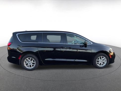 Used 2024 Chrysler Pacifica Touring-L image 16