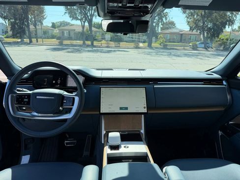 Used 2024 Land Rover Range Rover SV AWD/4WD image 3