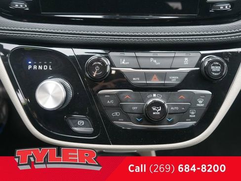 Used 2023 Chrysler Pacifica Touring-L FWD image 32