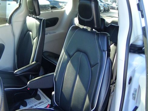 Used 2026 Chrysler Pacifica Limited FWD image 13