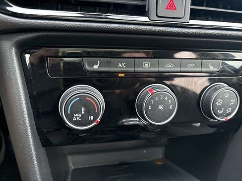 Used 2023 Volkswagen Taos SE w/ Panoramic Sunroof Package image 29