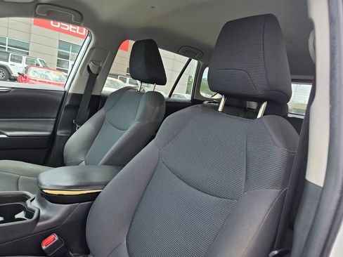 Used 2021 Toyota RAV4 LE FWD image 11