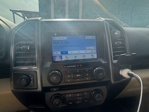 Used 2018 Ford F150 XLT w/ Equipment Group 302A Luxury image 4