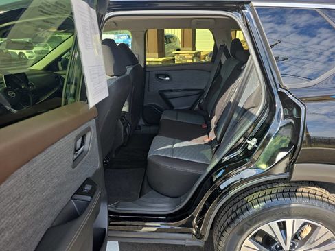 Used 2023 Nissan Rogue SV image 16