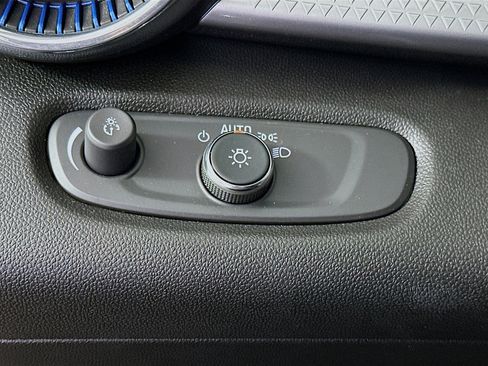 Used 2025 Chevrolet Trax LT FWD image 16