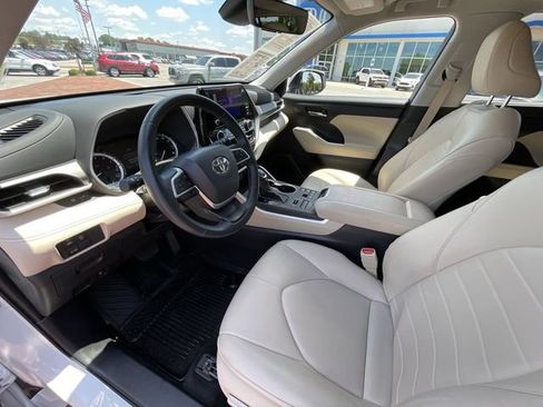 Used 2024 Toyota Highlander XLE AWD/4WD image 10