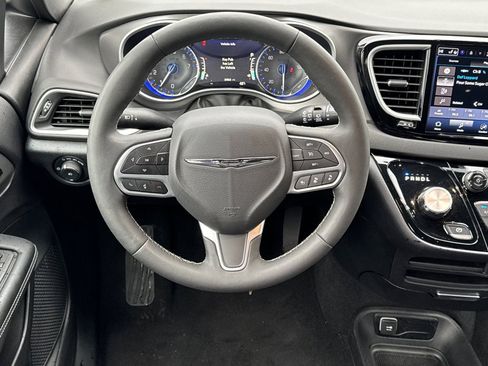 Used 2025 Chrysler Pacifica Select image 15