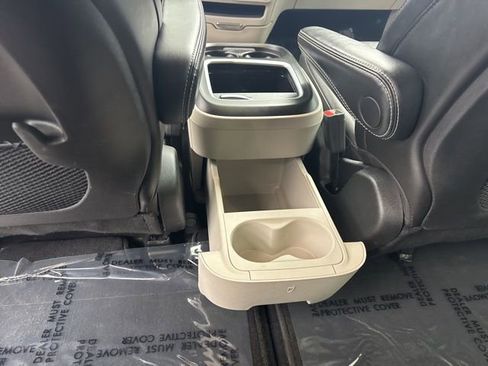 Used 2024 Chrysler Pacifica Touring-L FWD image 39