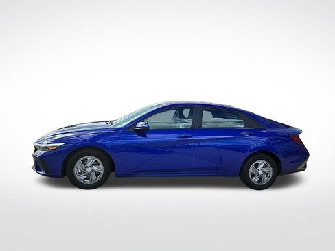 Used 2024 Hyundai Elantra SE FWD image 2
