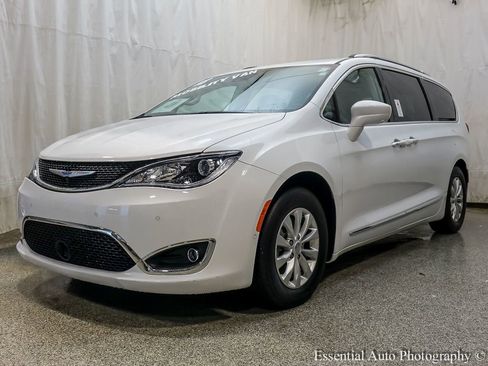Used 2018 Chrysler Pacifica Touring-L Plus w/ Advanced Safetytec Group image 2