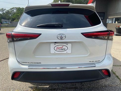 Used 2021 Toyota Highlander XLE AWD/4WD image 4
