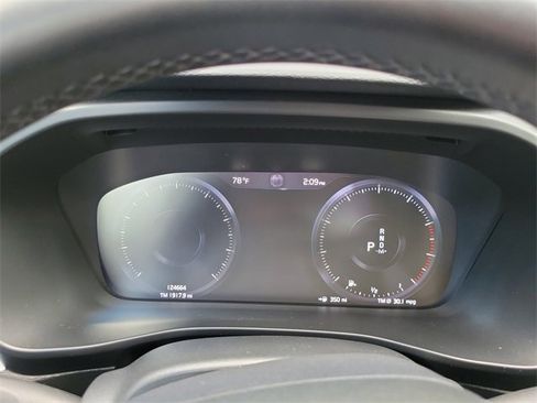 Used 2022 Volvo XC40 T5 Momentum image 21