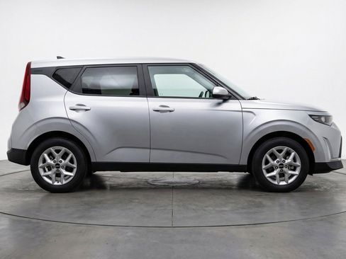 Used 2025 Kia Soul LX w/ LX Technology Package FWD image 11