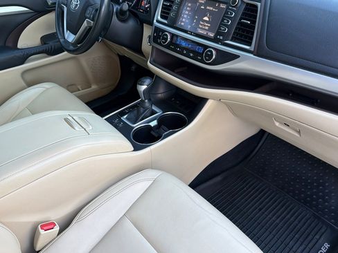 Used 2015 Toyota Highlander XLE image 21