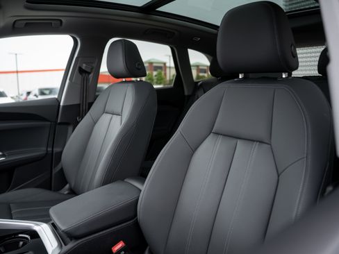 Certified 2025 Audi Q5 Premium w/ Convenience Package image 11