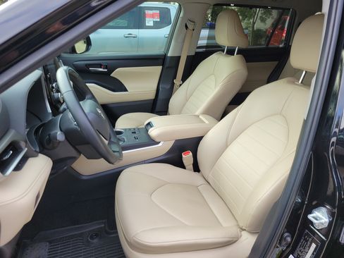 Used 2023 Toyota Highlander XLE FWD image 13
