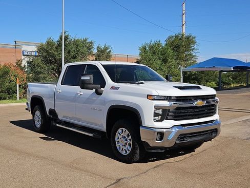 Used 2024 Chevrolet Silverado 2500 LT AWD/4WD image 3