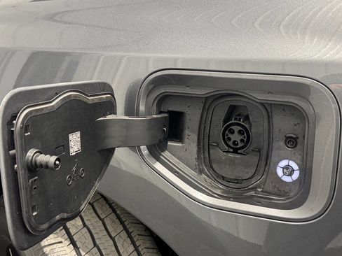 Used 2022 Ford F150 Lightning Lariat image 55