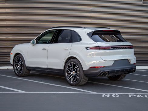 Certified 2026 Porsche Cayenne AWD/4WD image 3