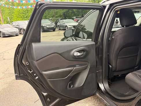 Used 2016 Jeep Cherokee Latitude w/ Comfort/Convenience Group FWD image 13