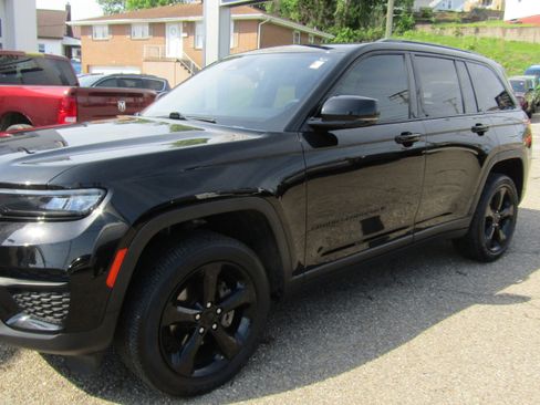 Used 2023 Jeep Grand Cherokee Altitude AWD/4WD image 2