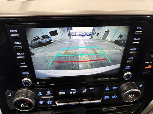 Used 2020 Toyota Highlander XLE AWD/4WD image 30