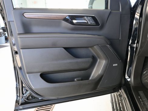 New 2025 Chevrolet Suburban High Country image 11