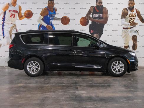 Used 2022 Chrysler Pacifica Touring-L image 17