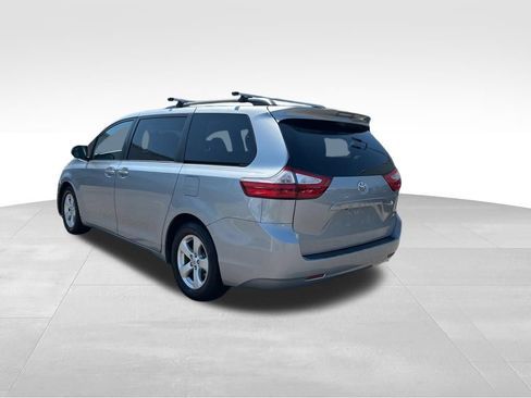 Used 2016 Toyota Sienna LE FWD image 4