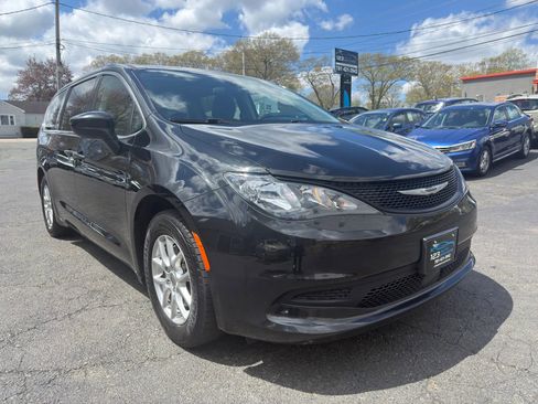Used 2022 Chrysler Voyager LX FWD image 1