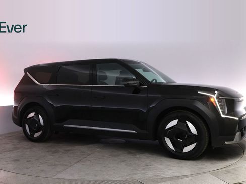 Used 2024 Kia EV9 Light Long Range RWD image 14