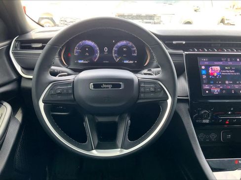 Used 2025 Jeep Grand Cherokee L Laredo image 6