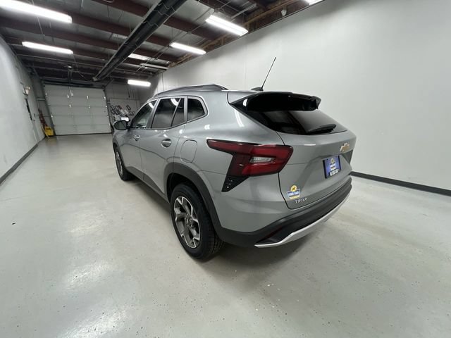 Used 2025 Chevrolet Trax LT FWD image 6