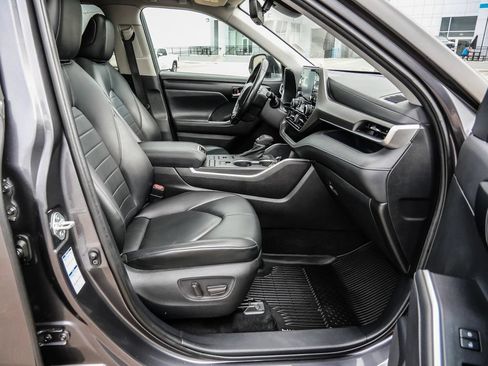 Used 2021 Toyota Highlander XLE AWD/4WD image 14
