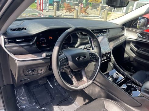 Used 2023 Jeep Grand Cherokee Limited AWD/4WD image 10