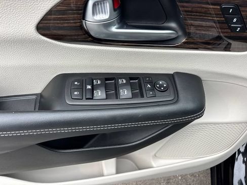 Used 2024 Chrysler Pacifica Limited w/ Trailer Tow Group FWD image 17