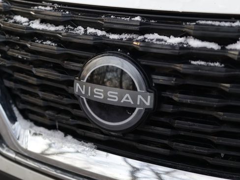 Used 2023 Nissan Rogue S image 28