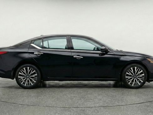 Used 2025 Nissan Altima 2.5 SV image 11